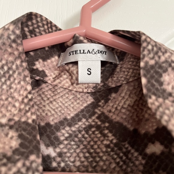 Stella and Dot Lady Boss Top snake print size small - Picture 3 of 10